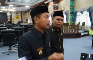Wali Kota Yamin Angkat Bicara: Pasar Wadai Banjarmasin Harus Tertib, Sampah Wajib Terpilah! Wali Kota Banjarmasin H. Muhammad Yamin HR memberikan keterangan kepada awak media usai rapat bersama Dewan Perwakilan Rakyat Daerah Kota Banjarmasin. Foto Dok Istimewa