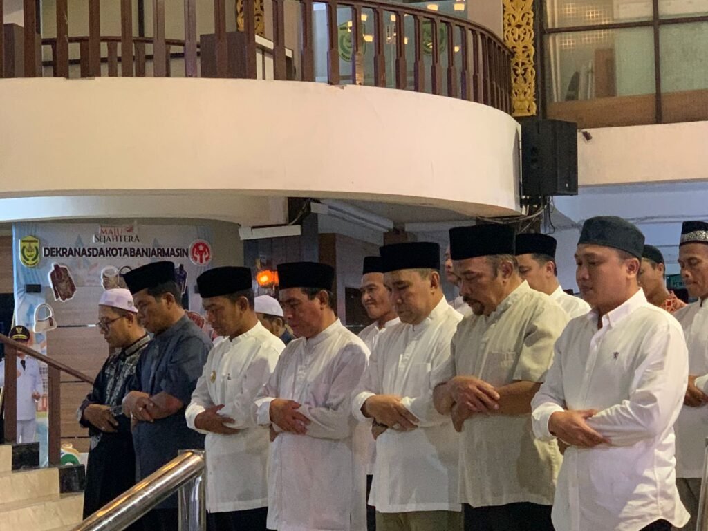 Suasana Kebersamaan Pemko Banjarmasin dan Wartawan Saat Sholat Bersama. Foto Dok Istimewa