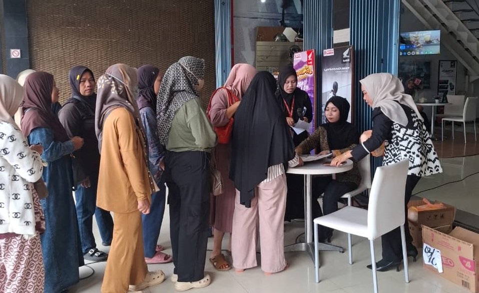 Antusias Warga Tanjung Tebus Sembako Murah di Showroom Honda Trio Motor. Foto Dok Istimewa