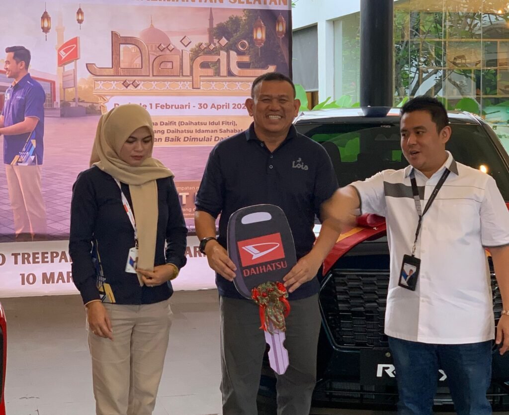 Muhammad Mujiburrahman, warga Kalimantan Selatan yang menjadi pembeli pertama Daihatsu Rocky Hybrid. Foto Dok Istimewa