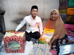 Pererat Sinergi di Bulan Ramadan, Wali Kota Yamin Ajak Media Kawal Pembangunan Banjarmasin Wali Kota Yamin Serahkan Bantuan Sembako kepada Warga Kurang Mampu. Foto Dok Istimewa