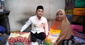 Pererat Sinergi di Bulan Ramadan, Wali Kota Yamin Ajak Media Kawal Pembangunan Banjarmasin Wali Kota Yamin Serahkan Bantuan Sembako kepada Warga Kurang Mampu. Foto Dok Istimewa