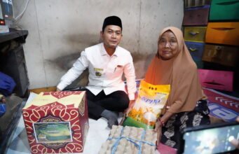 Pererat Sinergi di Bulan Ramadan, Wali Kota Yamin Ajak Media Kawal Pembangunan Banjarmasin Wali Kota Yamin Serahkan Bantuan Sembako kepada Warga Kurang Mampu. Foto Dok Istimewa