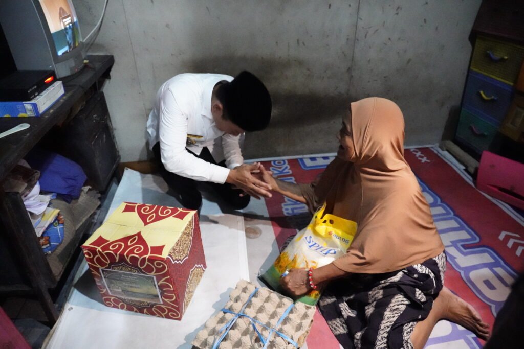 Wali Kota Yamin Serahkan Bantuan Sembako kepada Warga Kurang Mampu. Foto Dok Istimewa
