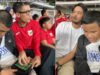 Momen Haru di GBK: Suporter Ajak Teman Disabilitas Nonton Timnas, Jadi “Teman Bisik” Sepanjang Laga Momen Haru di GBK: Suporter Ajak Teman Disabilitas Nonton Timnas, Jadi “Teman Bisik” Sepanjang Laga