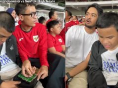 Momen Haru di GBK: Suporter Ajak Teman Disabilitas Nonton Timnas, Jadi “Teman Bisik” Sepanjang Laga Momen Haru di GBK: Suporter Ajak Teman Disabilitas Nonton Timnas, Jadi “Teman Bisik” Sepanjang Laga