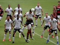 Final Berdarah di Brasil: Cruzeiro Rengkuh Gelar Juara di Tengah Hujan 23 Kartu Merah! Ilustrasi - Pemain Botafogo Kevin mengontrol bola saat lanjutan laga Liga Brazil melawan Flamengo di Stadion Maracana, Rio de Janeiro, Brazil, 23 Agustus 2020.