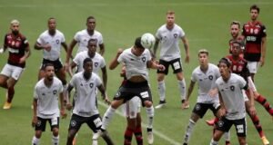 Final Berdarah di Brasil: Cruzeiro Rengkuh Gelar Juara di Tengah Hujan 23 Kartu Merah! Ilustrasi - Pemain Botafogo Kevin mengontrol bola saat lanjutan laga Liga Brazil melawan Flamengo di Stadion Maracana, Rio de Janeiro, Brazil, 23 Agustus 2020.