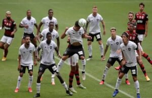 Final Berdarah di Brasil: Cruzeiro Rengkuh Gelar Juara di Tengah Hujan 23 Kartu Merah! Ilustrasi - Pemain Botafogo Kevin mengontrol bola saat lanjutan laga Liga Brazil melawan Flamengo di Stadion Maracana, Rio de Janeiro, Brazil, 23 Agustus 2020.