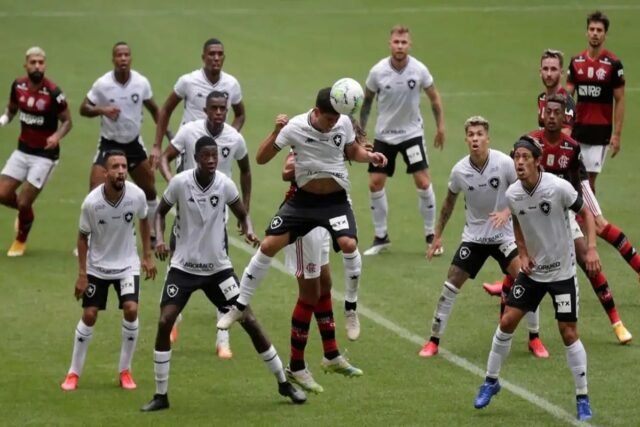 Ilustrasi - Pemain Botafogo Kevin mengontrol bola saat lanjutan laga Liga Brazil melawan Flamengo di Stadion Maracana, Rio de Janeiro, Brazil, 23 Agustus 2020.