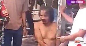 Oknum Ustaz di Karawang Diamuk Massa Usai Digerebek Bersama Istri Orang Detik-detik Ustaz Diamuk Massa Usai Digerebek Bersama Istri Orang