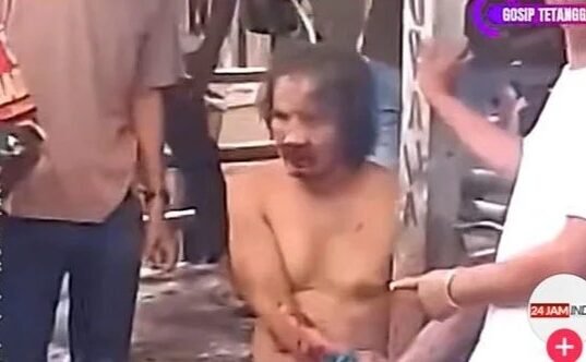 Oknum Ustaz di Karawang Diamuk Massa Usai Digerebek Bersama Istri Orang Detik-detik Ustaz Diamuk Massa Usai Digerebek Bersama Istri Orang