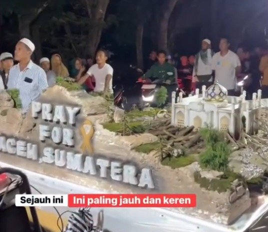 Warga Lombok Timur Hadirkan Miniatur Masjid Pasca-Bencana Sumatra di Malam Takbiran. Foto Dok Tangkapan layar Warga Lombok Timur Hadirkan Miniatur Masjid Pasca-Bencana Sumatra di Malam Takbiran. Foto Dok Tangkapan layar