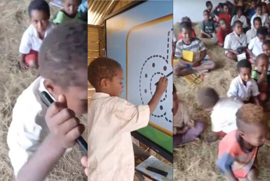 Viral di Media Sosial: Meski Beralaskan Jerami, Semangat Belajar Anak-anak SD di Pedalaman Papua Tuai Simpati Publik Semangat Belajar Anak Papua di Tengah Keterbatasan Fasilitas. Foto Dok tangkapan Layar @explorewith_ibuguru