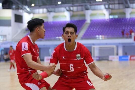 Timnas Futsal Indonesia Tundukkan Australia 3-2, Sempurna ke Semifinal sebagai Juara Grup B Selebrasi pemain Timnas Futsal Indonesia, Andres Dwi Persada Putra usai membobol gawang Australia dalam laga terakhir Grup B Piala AFF Futsal 2026 di Nonthaburi Hall, Bangkok, Thailand, Rabu (8/4/2026). (Dok. FFI)
