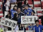 Budaya Disiplin Jepang Tuai Pujian, Fans Bersihkan Tribun Wembley Usai Taklukkan Inggris Pendukung Jepang mendukung tim mereka dengan tanda-tanda sebelum pertandingan sepak bola kualifikasi Asia Piala Dunia 2026 antara Bahrain dan Jepang di Stadion Nasional Bahrain di Manama pada 10 September 2024. (Mazen Mahdi / AFP)