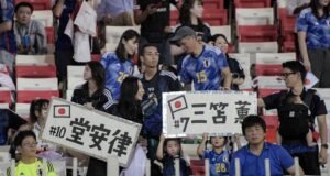 Budaya Disiplin Jepang Tuai Pujian, Fans Bersihkan Tribun Wembley Usai Taklukkan Inggris Pendukung Jepang mendukung tim mereka dengan tanda-tanda sebelum pertandingan sepak bola kualifikasi Asia Piala Dunia 2026 antara Bahrain dan Jepang di Stadion Nasional Bahrain di Manama pada 10 September 2024. (Mazen Mahdi / AFP)