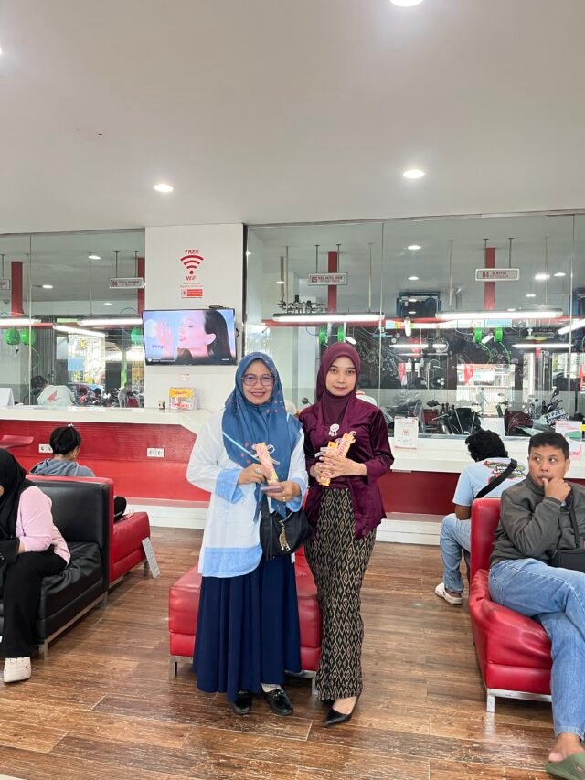 Rayakan Semangat Kartini, Honda Trio Motor Perintis Hadirkan Nuansa Kebaya dan Berbagi Cokelat untuk Pengunjung. Foto Dok Istimewa