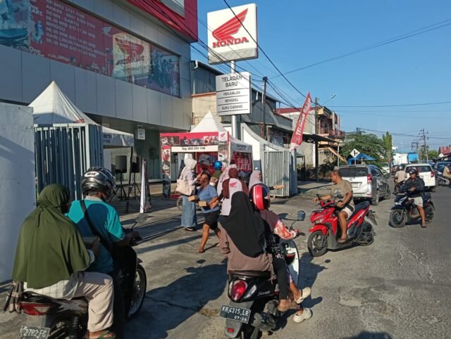 Honda Teladan Baru Gelar Program Tebus Murah, Warga Kotim Antusias Berburu Kebutuhan Hemat. Foto Dok Istimewa