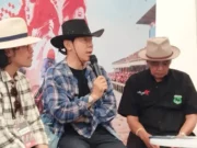 Momen Shin Tae-yong Jadi Starter Pacuan Kuda di Yogyakarta, Tampil Ala Koboi Mantan pelatih Timnas Indonesia Shin Tae-yong menggunakan baju biru kotak-kotak saat jumpa pers dI Stadion Sultan Agung Sabtu (4/5)