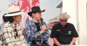 Momen Shin Tae-yong Jadi Starter Pacuan Kuda di Yogyakarta, Tampil Ala Koboi Mantan pelatih Timnas Indonesia Shin Tae-yong menggunakan baju biru kotak-kotak saat jumpa pers dI Stadion Sultan Agung Sabtu (4/5)