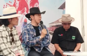 Momen Shin Tae-yong Jadi Starter Pacuan Kuda di Yogyakarta, Tampil Ala Koboi Mantan pelatih Timnas Indonesia Shin Tae-yong menggunakan baju biru kotak-kotak saat jumpa pers dI Stadion Sultan Agung Sabtu (4/5)