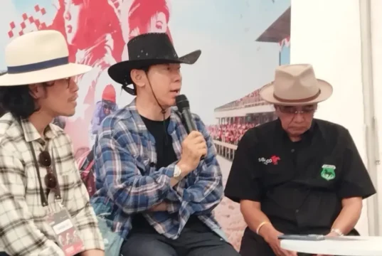 Momen Shin Tae-yong Jadi Starter Pacuan Kuda di Yogyakarta, Tampil Ala Koboi Mantan pelatih Timnas Indonesia Shin Tae-yong menggunakan baju biru kotak-kotak saat jumpa pers dI Stadion Sultan Agung Sabtu (4/5)