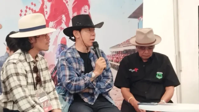 Mantan pelatih Timnas Indonesia Shin Tae-yong menggunakan baju biru kotak-kotak saat jumpa pers dI Stadion Sultan Agung Sabtu (4/5)