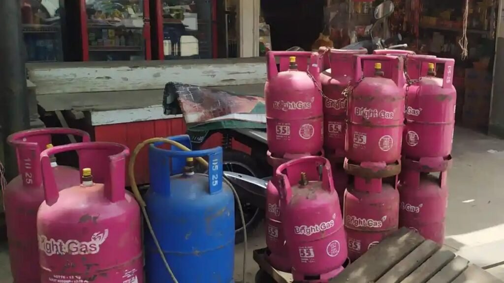Gas LPG Non Subsidi di Display pada satu kios di Jalan Pramuka, Kelurahan Pemurus Luar, Kecamatan Banjarmasin Timur, Banjarmasin. Saat ini kenaikan juga terjadi di Kabupaten HST