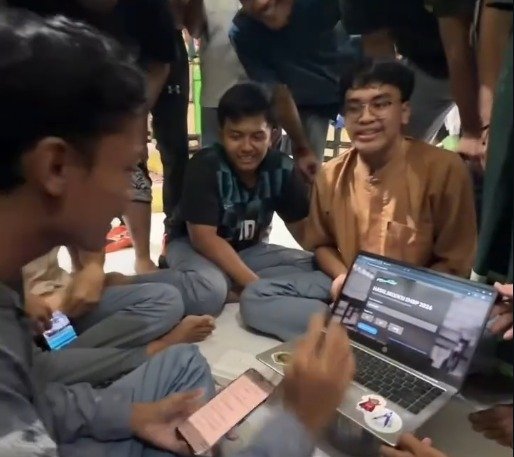 Detik-Detik Haru Pengumuman SNBP 2026 Viral, Satu Kelas Temani Temannya Lolos Seleksi Detik-Detik Haru Pengumuman SNBP 2026 Viral, Satu Kelas Temani Temannya Lolos Seleksi