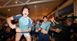 Arsenal Akhirnya Juara Liga Inggris 2025/2026, Penantian 22 Tahun The Gunners Resmi Berakhir Skuad Arsenal bersorak gembira menyambut gelar juara Liga Inggris 2025/2026 setelah AFC Bournemouth berhasil menahan imbang Man City dalam lanjutan Liga Inggris 2025/2026. (Dok. Arsenal)