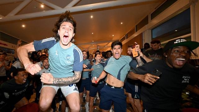 Skuad Arsenal bersorak gembira menyambut gelar juara Liga Inggris 2025/2026 setelah AFC Bournemouth berhasil menahan imbang Man City dalam lanjutan Liga Inggris 2025/2026. (Dok. Arsenal) Skuad Arsenal bersorak gembira menyambut gelar juara Liga Inggris 2025/2026 setelah AFC Bournemouth berhasil menahan imbang Man City dalam lanjutan Liga Inggris 2025/2026. (Dok. Arsenal)