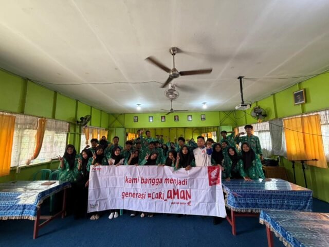 Edukasi #Cari_Aman, Honda Trio Motor Ajarkan Safety Riding kepada Siswa SMAN 11 Alalak Edukasi #Cari_Aman, Honda Trio Motor Ajarkan Safety Riding kepada Siswa SMAN 11 Alalak