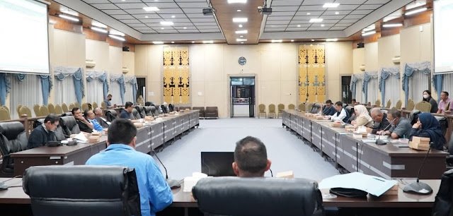 DPRD Banjarmasin melaksanakan Rapat Badan Anggaran (Banggar) bersama Pemerintah Kota Banjarmasin, membahas komitmen penyediaan anggaran.