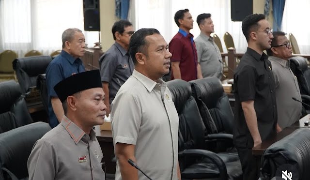 Anggota DPRD Banjarmasin saat menghadiri Rapat Peripurna Internal dalam rangka penyampaian susunan Fraksi PDI Perjuangan Banjarmasin.