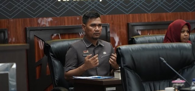 Plt. Sekretaris DPRD Banjarmasin Ashadi Himawan SH,  saat menghadiri Rapat Peripurna Internal dalam rangka penyampaian susunan Fraksi PDI Perjuangan Banjarmasin.