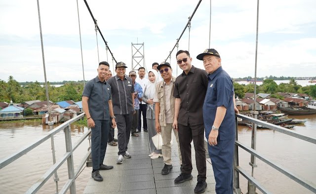 Komisi III DPRD Banjarmasin turun ke lapangan  memantau Jembatan Bromo Banjarmasin bersama pemkot Banjarmasin.