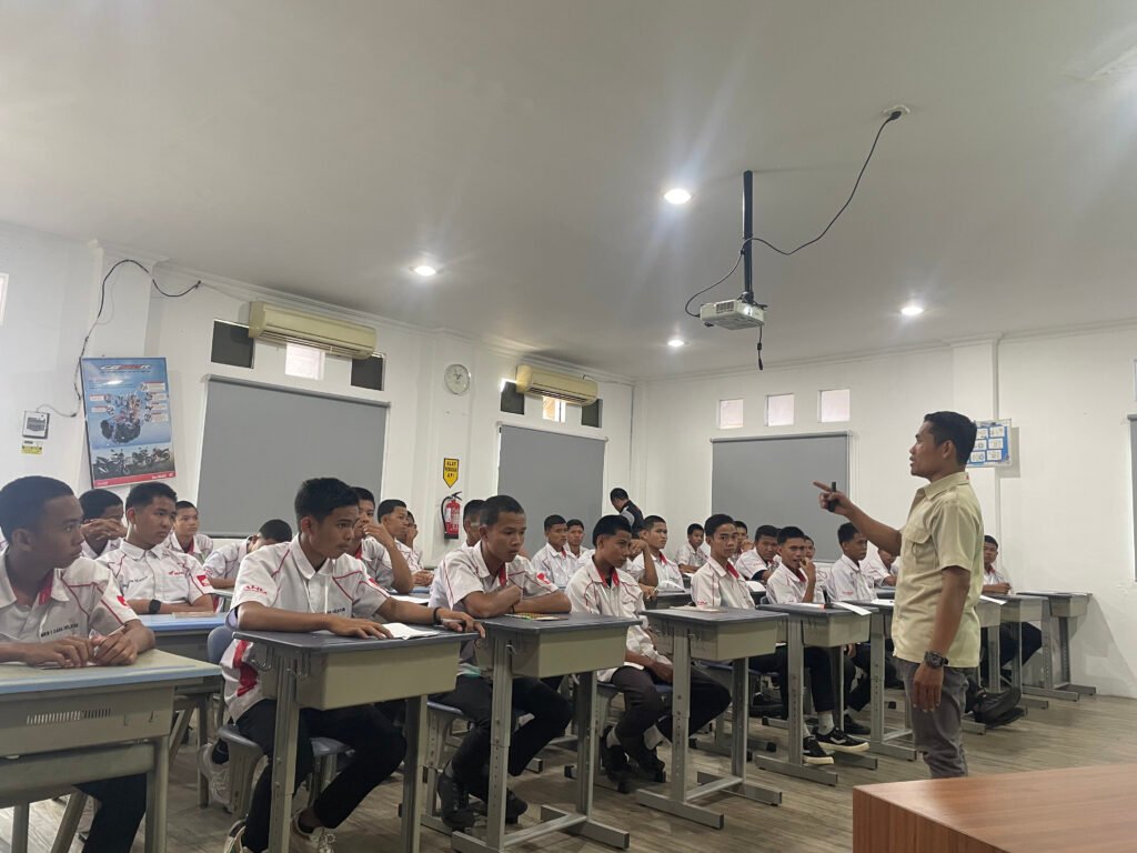 Belajar Dunia Otomotif Modern, Siswa SMKN 1 Daha Selatan Sambangi Honda Trio Motor