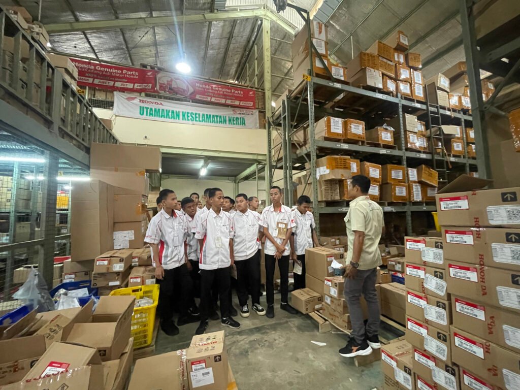 Belajar Dunia Otomotif Modern, Siswa SMKN 1 Daha Selatan Sambangi Honda Trio Motor