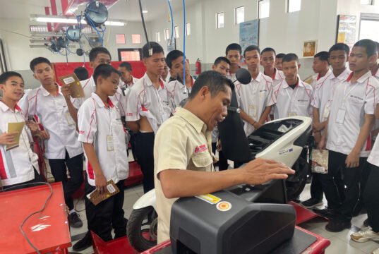 Kunjungan Industri ke Honda Trio Motor, Siswa SMKN 1 Daha Selatan Kenali Teknologi Motor Listrik Honda EM1 e: Siswa SMKN 1 Daha Selatan Kenali Teknologi Motor Listrik Honda EM1 e: