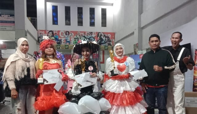 Gaya Unik dan Peduli Lingkungan, Honda Trio Motor Kotabaru Gelar Fashion Show Busana Daur Ulang