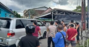 Ngaku Petugas Listrik, Pria di Banjarbaru Gagal Rampas Emas Usai Diadang Warga Personel Polres Banjarbaru saat mendatangi Tempat Kejadian Perkara (TKP) pencurian dengan kekerasan (Curas) di Gang Petai, Banjarbaru, Kalsel, pada Selasa (5/5/2026) lalu. Saat ini pelaku ZA telah diamankan. (wartabanjar.com/ist)