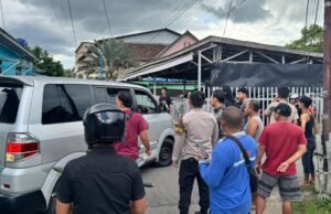 Ngaku Petugas Listrik, Pria di Banjarbaru Gagal Rampas Emas Usai Diadang Warga Personel Polres Banjarbaru saat mendatangi Tempat Kejadian Perkara (TKP) pencurian dengan kekerasan (Curas) di Gang Petai, Banjarbaru, Kalsel, pada Selasa (5/5/2026) lalu. Saat ini pelaku ZA telah diamankan. (wartabanjar.com/ist)