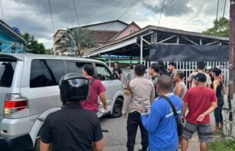 Ngaku Petugas Listrik, Pria di Banjarbaru Gagal Rampas Emas Usai Diadang Warga Personel Polres Banjarbaru saat mendatangi Tempat Kejadian Perkara (TKP) pencurian dengan kekerasan (Curas) di Gang Petai, Banjarbaru, Kalsel, pada Selasa (5/5/2026) lalu. Saat ini pelaku ZA telah diamankan. (wartabanjar.com/ist)