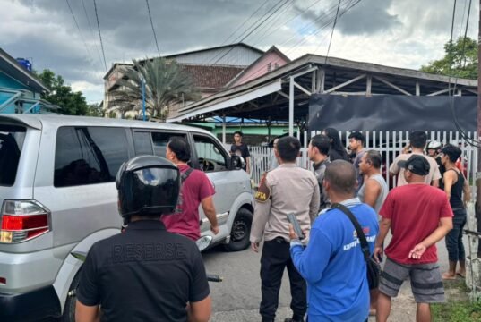 Ngaku Petugas Listrik, Pria di Banjarbaru Gagal Rampas Emas Usai Diadang Warga Personel Polres Banjarbaru saat mendatangi Tempat Kejadian Perkara (TKP) pencurian dengan kekerasan (Curas) di Gang Petai, Banjarbaru, Kalsel, pada Selasa (5/5/2026) lalu. Saat ini pelaku ZA telah diamankan. (wartabanjar.com/ist)