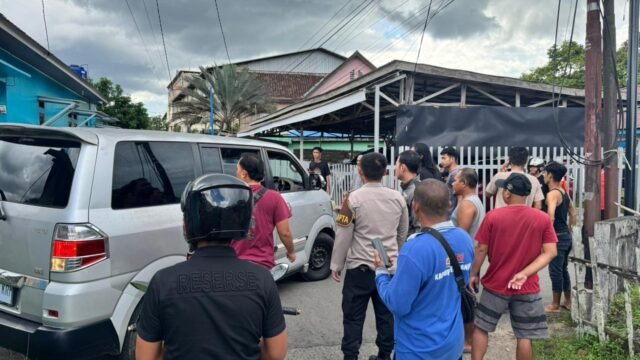 Personel Polres Banjarbaru saat mendatangi Tempat Kejadian Perkara (TKP) pencurian dengan kekerasan (Curas) di Gang Petai, Banjarbaru, Kalsel, pada Selasa (5/5/2026) lalu. Saat ini pelaku ZA telah diamankan. (wartabanjar.com/ist)