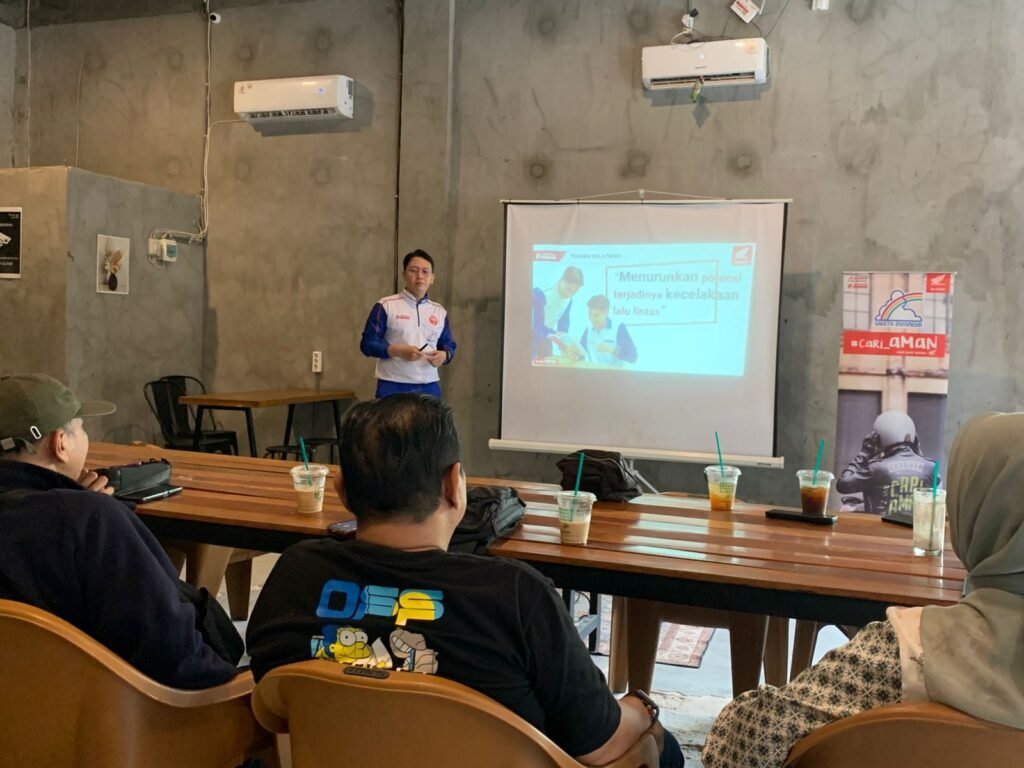PIC Safety Riding Honda Trio Motor, Yoga Prabowo. Saat Memberikan Materi Edukasi Safety Riding. Foto Dok Istimewa