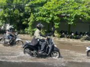 Tips #Cari_Aman dari Honda Trio Motor agar Tetap Aman Saat Jalan Tergenang Banjir Rob Tips #Cari_Aman dari Honda Trio Motor agar Tetap Aman Saat Jalan Tergenang Banjir Rob
