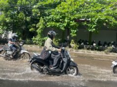 Tips #Cari_Aman dari Honda Trio Motor agar Tetap Aman Saat Jalan Tergenang Banjir Rob Tips #Cari_Aman dari Honda Trio Motor agar Tetap Aman Saat Jalan Tergenang Banjir Rob