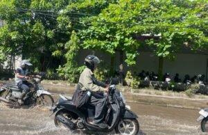 Tips #Cari_Aman dari Honda Trio Motor agar Tetap Aman Saat Jalan Tergenang Banjir Rob Tips #Cari_Aman dari Honda Trio Motor agar Tetap Aman Saat Jalan Tergenang Banjir Rob
